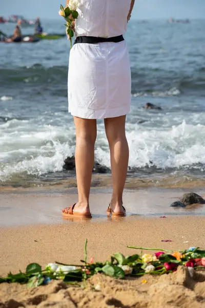 Salvador, Bahia, Brezilya - 02 Şubat 2024: Rio Vermelho sahilinin kıyısında Bahia 'nın Salvador kentindeki Iemanja' ya saygılarını sunmak için bir Candomble üyesi görüldü..