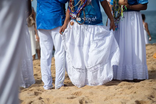 Salvador, Bahia, Brezilya - 02 Şubat 2024: Candomble taraftarları Rio Vermelho sahilindeki Salvador, Bahia kentindeki Iemanja 'ya saygılarını sunuyorlar.