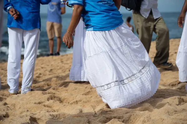 Salvador, Bahia, Brezilya - 2 Şubat 2024: Rio Vermelho plajında Bahia 'nın Salvador kentindeki Iemanja' ya saygılarını sunan insanlar görülüyor.