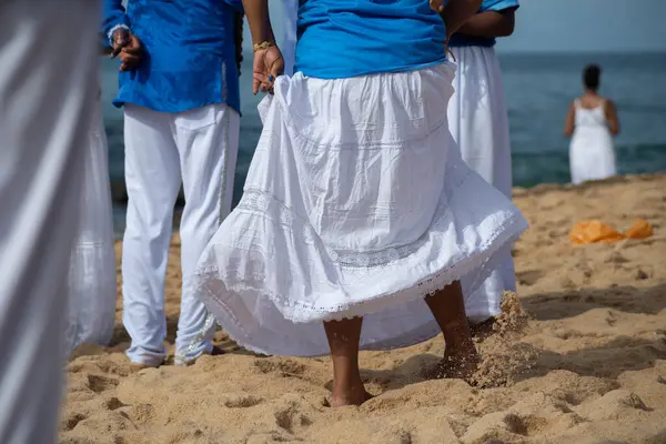 Salvador, Bahia, Brezilya - 02 Şubat 2024: Candomble taraftarları Rio Vermelho sahilindeki Salvador, Bahia kentindeki Iemanja 'ya saygılarını sunuyorlar.
