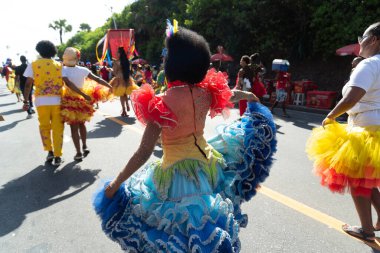 Salvador, Bahia, Brezilya - 3 Şubat 2024: Geleneksel kültür grubu, Bahia 'nın Salvador kentindeki Fuzue karnaval öncesi geçit töreninde geçit töreni yaparken görülüyor.