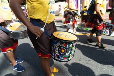 Salvador, Bahia, Brezilya - 3 Şubat 2024: Müzisyenler, Bahia 'nın Salvador kentindeki Fuzue karnaval öncesi geçit töreninde perküsyon enstrümanları çalıyorlar.
