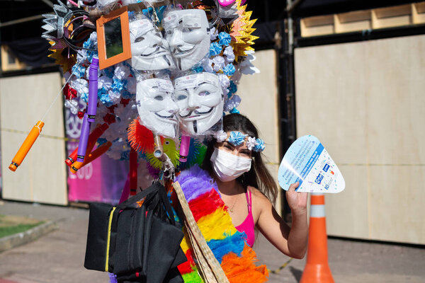 Сальвадор, Баия, Бразилия - 03 февраля 2024 года: Уличный торговец замечен с товарами во время предкарнавальной презентации Fuzue в городе Сальвадор, Бразилия