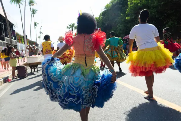 Salvador, Bahia, Brezilya - 3 Şubat 2024: Geleneksel kültür kıyafetleri giyen insanlar, Bahia 'nın Salvador kentindeki Fuzue öncesi karnaval geçidi sırasında dans ederken görülüyor.
