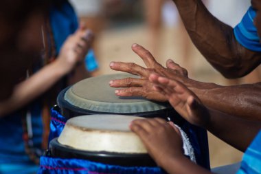 Eller atabak oynuyor. Müzikal ritim. Afrika müziği. Iemanja 'ya haraç.