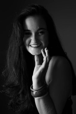 Güzel bir genç kadının siyah beyaz portresi, model, düz saçlı, kendinden emin, fotoğraf için poz veren.