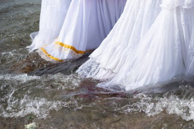 Salvador, Bahia, Brezilya - 2 Şubat 2024: Candomble taraftarları Rio Vermelho plajındaki Salvador, Bahia 'da iemanja partisi sırasında.