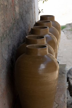 Aratuipe, Bahia, Brezilya - 30 Mayıs 2015: Aratuipe, Bahia 'daki Maragogipinho ilçesinde art arda satılık seramik vazolar.