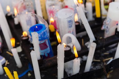 Gün boyunca birkaç mum yanıyor..