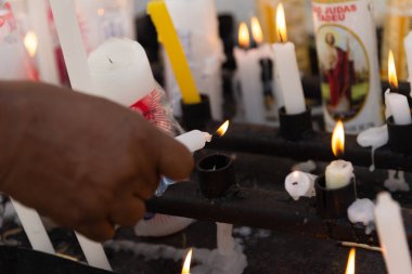 Mum yakan bir el. Dindarlık kavramı.