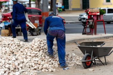 Salvador, Bahia, Brezilya - 05 Ocak 2024: Belediye çalışanları Salvador, Bahia kentindeki Comercio mahallesinde inşaat çalışmaları yaparken görüldü.
