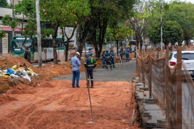 Salvador, Bahia, Brezilya - 25 Ocak 2024: Salvador, Bahia 'daki BRT hareketlilik çalışmasında inşaat işçileri görülüyor.