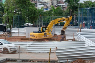 Salvador, Bahia, Brezilya - 25 Ocak 2024: Salvador, Bahia 'daki Vale dos Barris' te BRT ulaşım sistemi için inşaat alanı.