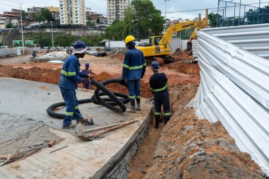 Salvador, Bahia, Brezilya - 25 Ocak 2024: Salvador, Bahia 'daki BRT hareketlilik çalışmasında inşaat işçileri görülüyor.