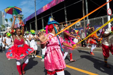 Salvador, Bahia, Brezilya - 3 Şubat 2024: Geleneksel kültür grubu, Bahia 'nın Salvador kentindeki Fuzue karnaval öncesi geçit töreninde sahne alırken görülüyor.