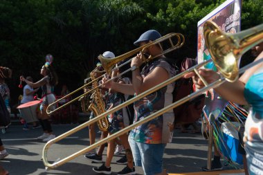 Salvador, Bahia, Brezilya - 3 Şubat 2024: Geleneksel gruplardan müzisyenler, Bahia 'nın Salvador kentindeki Fuzue öncesi karnaval sırasında çalıyorlar.