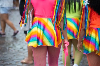 Maragogipe, Bahia, Brezilya - 11 Şubat 2024: Bahia 'daki Maragogipe kentindeki karnaval sırasında kostüm ve maskeli bir grup insanın eğlendiği görülüyor.