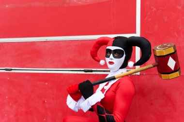 Maragogipe, Bahia, Brezilya - 11 Şubat 2024: Bahia 'nın Maragogipe kentindeki karnaval sırasında farklı tarzlarda giyinmiş insanların eğlendiği görülüyor.