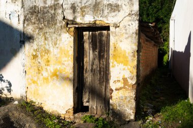 Terk edilmiş eski bir evin kalıntıları. Aratuipe, Bahia.