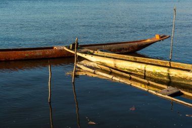 Kanolar Paraguacu Nehri 'nde durdu. Santiago iguape yap, Bahia.