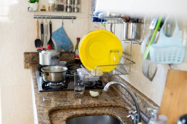 Mutfak aletleri lavabonun üstünde. Sağlıklı yemek..