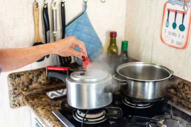El, tavadan hava basıncını kaldırıyor. Mutfağa dikkat et..