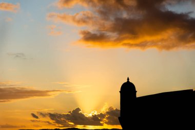 Denizcilik kalesinin ucundaki siluet. Dramatik ve turuncu gün batımı.