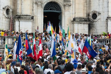 Salvador, Bahia, Brezilya - 08 Aralık 2023: Katolikler, Bahia 'nın Salvador kentindeki Conceicao da Praia Hanımefendisinin anısına düzenlenen açık ayine katıldılar..