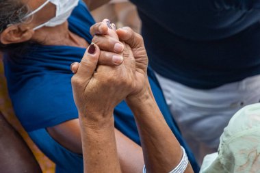 Salvador, Bahia, Brezilya - 08 Aralık 2023: Katolikler, Bahia 'nın Salvador kentinde Nossa Senhora da Conceicao da Praia anısına düzenlenen tören sırasında dua ederken görülüyor..