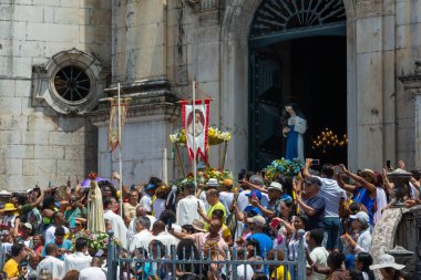 Salvador, Bahia, Brezilya - 08 Aralık 2023: Nossa Senhora da Conceicao da Praia kilisesinin cephesi, Salvador, Bahia 'da bir açık ayin sırasında ibadet edenlerle doludur..