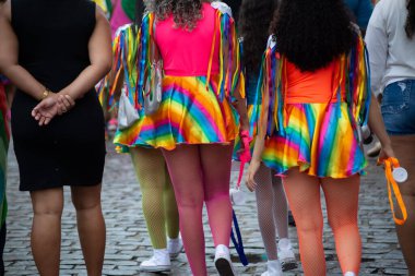 Maragogipe, Bahia, Brezilya - 11 Şubat 2024: Bahia eyaletinin Maragogipe kentindeki karnaval sırasında insanlar farklı ve renkli kostümler giyerek eğleniyorlar..