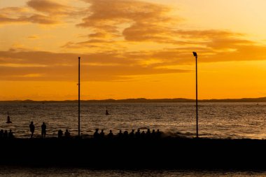 Sahile bakan dramatik, turuncu gün batımları. Korunmuş doğa