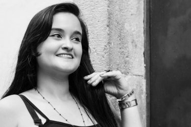 Siyah ve beyaz, yan tarafa bakan güzel bir genç kadının yarı kapalı portresi. Seyahat eden kişi.