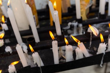 Gün boyunca birkaç mum yanıyor..