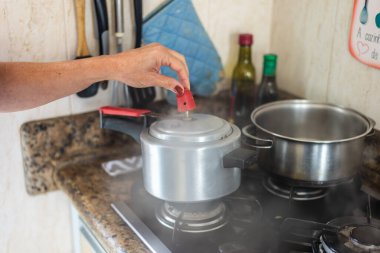 El, tavadan hava basıncını kaldırıyor. Mutfağa dikkat et..