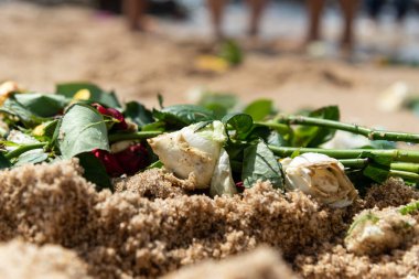 Kumsalda çiçekler. Iemanja 'ya haraç.