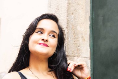 Siyah saçlı güzel bir kadının yarı kapalı portresi yan tarafa bakıyor. Seyahat eden kişi.