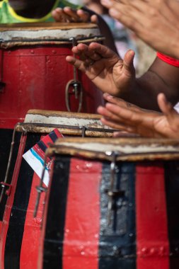 Perküsyonist eller atabak çalıyor. İşaretli ritim. Müzik sanatı..