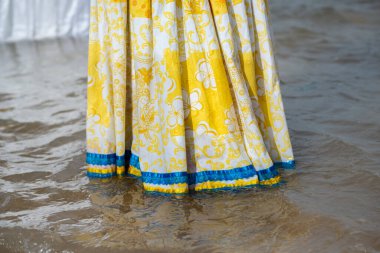 Tanımlanamayan insanların, Iemanja 'ya saygılarını sunmak için Mara' nın suyuna girmesi. Salvador, Bahia.