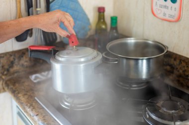 Düdüklü tencereden hava geliyor. Mutfakta tehlike var..