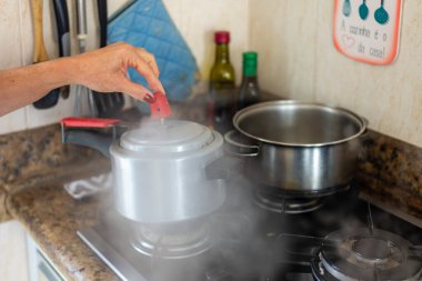 Düdüklü tencereden hava geliyor. Mutfakta tehlike var..