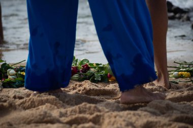 Plajdaki kimliği belirsiz insanların bacaklarının alt kısmı. Iemanja 'ya haraç.