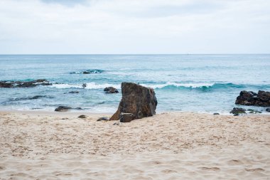 Farol da Barra plajının kayalara vuran dalgaları manzarası. Sabah manzarası.