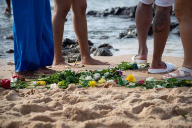 Plaj suyunda ıslanan kimliği belirsiz insanların bacaklarının alt kısmı. Iemanja 'ya haraç.