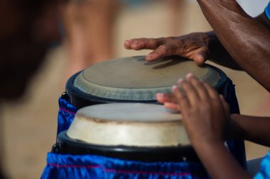 Eller atabak oynuyor. Müzikal ritim. Afrika müziği. Iemanja 'ya haraç.