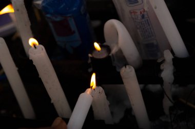 Gün boyunca birkaç mum yanıyor..