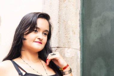 Siyah saçlı güzel bir kadının yarı kapalı portresi yan tarafa bakıyor. Seyahat eden kişi.