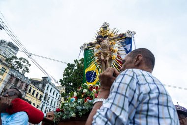 Salvador, Bahia, Brezilya - 08 Aralık 2023: Katolik inananlar, Bahia 'nın Salvador kentinde, Conceicao da Praia leydisinin anısına düzenlenen tören sırasında ve dua ederken görüldü..