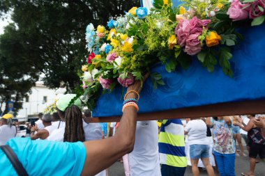 Salvador, Bahia, Brezilya - 08 Aralık 2023: Katolikler, Bahia 'nın Salvador kentinde saygılarını sunarken Conceicao da Praia Hanımefendisinin görüntüsünü taşıyorlar..