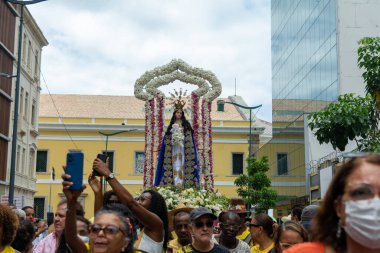 Salvador, Bahia, Brezilya - 08 Aralık 2023: Katolikler, Bahia 'nın Salvador kentinde Nossa Senhora da Conceicao da Praia anısına düzenlenen tören sırasında dua ederken görülüyor..